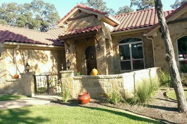 Professional gutter installer in Pflugerville, TX